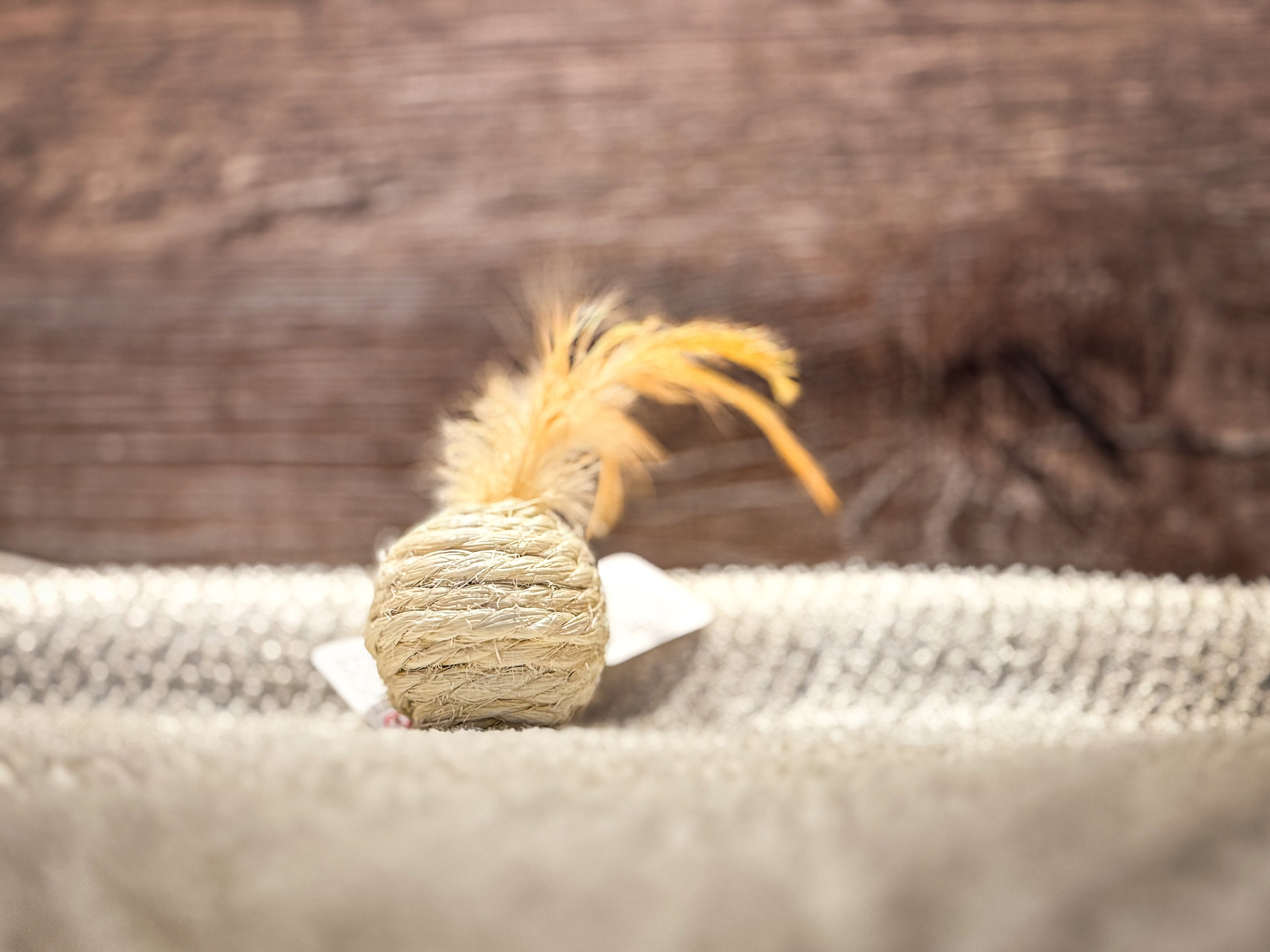 Balle en corde  avec plume 🪶 - Le jouer favoris des chats curieux